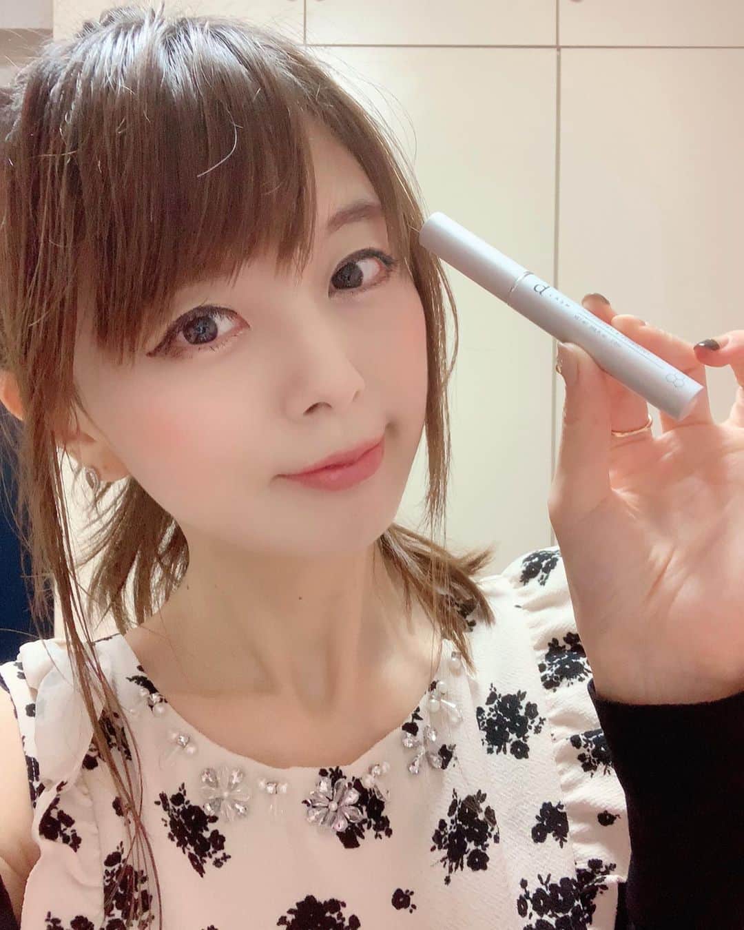のインスタグラム：「今使ってるまつげ美容液¨̮♡︎ 「d LASH(ディーラッシュ)」✨ . . *  皮膚科医の先生との共同開発により誕生した まつげケア！ マツエクで傷んだ自まつ毛をケアしてくれるし マツエク中でも使えるから毎朝晩使ってるよ♡ ・ ・ ほぼ無かった下まつげが濃くなったり 上のまつげも1本が太くなってきたよ🙌✨💓 . めちゃいい感じ¨̮♡︎ .↓【dLASH公式ショップ】↓ https://d-lash.jp/ . * * #dlash  #美容好きな人と繋がりたい  #まつ毛美容液  #まつ育 #睫毛美容液  #マツエク中でも使える #目元美人」