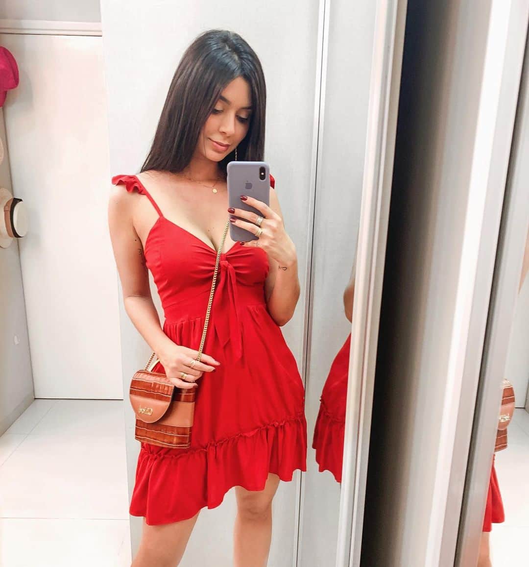 Gabriela Salesのインスタグラム：「De agorinha, nem parece que passou o dia viajando kkk. Com look da @cabidefemininoloja que entrou na promoção e está com vários modelos incríveis numa aba separada com meu nome “Rica de Marré”. E também está rolando BLACK FRIDAY com descontos incríveis!!! Eles enviam pra todo Brasil *publi ❤️❤️❤️」