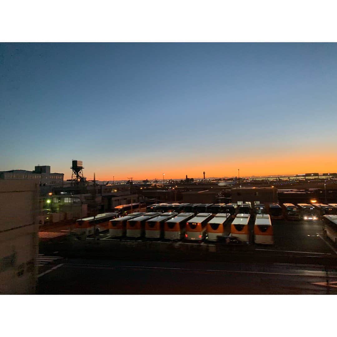 中西圭三さんのインスタグラム写真 - (中西圭三Instagram)「11/29 Goooood morning TOKYO！ おはようございます！ 気温なんと3℃。 快晴の放射冷却でしょうか寒い朝になりました。 久しぶりの朝焼けです😊 富士山もくっきり🗻 今日も精一杯💪  #朝日 #朝焼け #日の出 #goodmorning  #JAPAN #PH+OTO #心を窓と一緒にあけて #おはよう」11月29日 9時03分 - keizo1111
