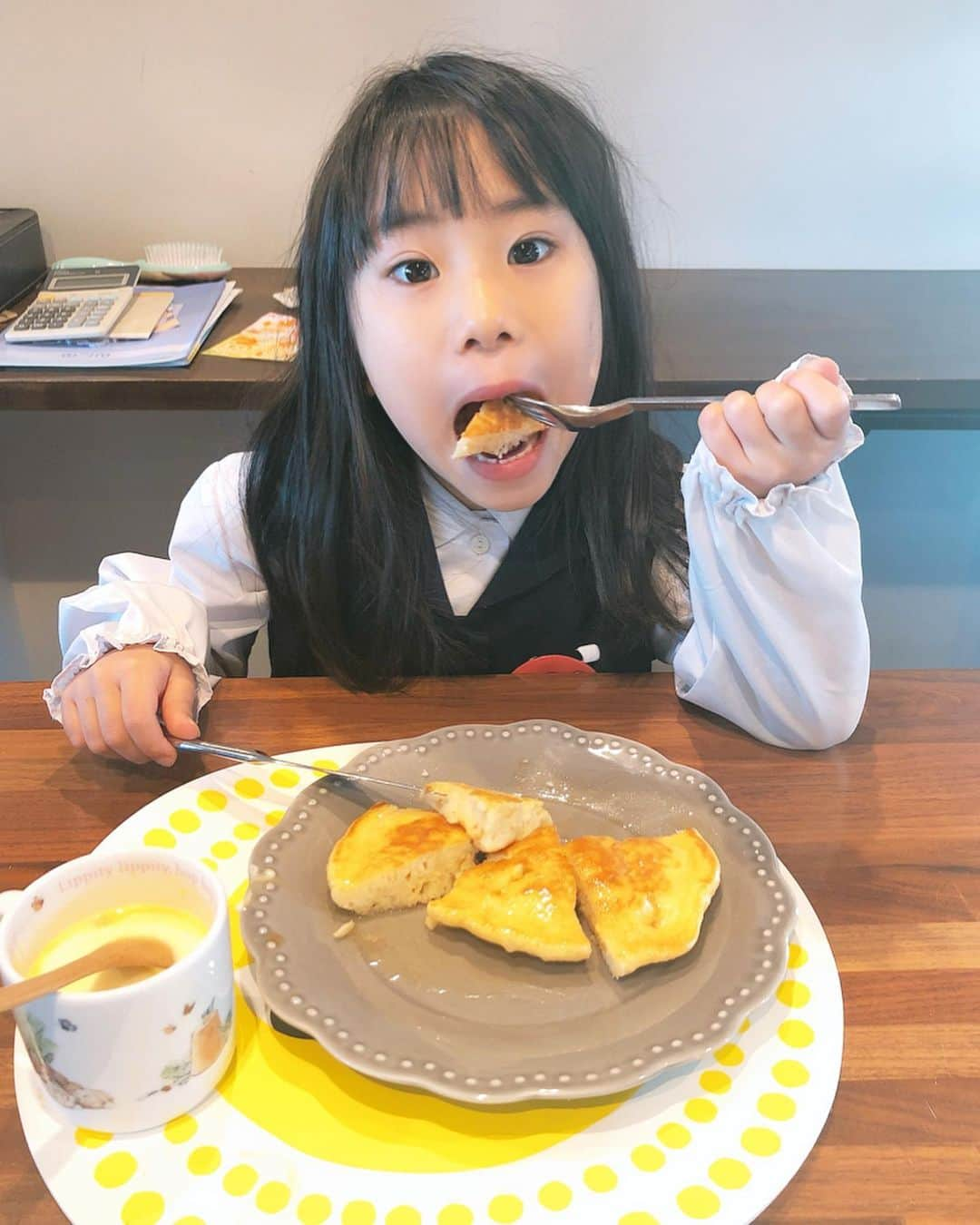 みきママさんのインスタグラム写真 - (みきママInstagram)「【もちホットケーキです！】﻿ 今日はお弁当なしデーなので、今年の餅をなんとかしたい！！（賞味期限は12月末です。）来年になるまでに美味しく食べよう！！﻿ ﻿ ﻿ ﻿ ﻿ ﻿ ﻿ ﻿ もちホットケーキの作り方は、おやつの本に載っています！！子供でも作れるおやつ本です！！﻿ ﻿ ﻿ ﻿ ﻿ ﻿ ﻿ ﻿ ﻿ 私「普通のホットケーキより美味しい！！」もちフワで1枚ペロリです！！﻿ ﻿ ﻿ ﻿ ﻿ ﻿ ﻿ ﻿ ﻿ ﻿ ﻿ すると、杏ちゃん「はがはやくぬけるといいなー」ってさ。前歯がぐらぐらしています。﻿ ﻿ ﻿ ﻿ ﻿ ﻿ ﻿ ﻿ ﻿ ﻿ すると、杏ちゃん「チョコボールかってきてー。れんくんが、チョコボールたべたらぬけたっておしえてくれた。」ってさ。おいおいー。﻿ ﻿ ﻿ ﻿ ﻿ ﻿ ⭐︎明日11/30（土）、埼玉の新座市役所で1日餃子を売ります！今回は冷凍餃子と冷凍焼売の販売です。私と旦那で10時から15時まで売ります〜！！﻿ ﻿ ﻿ ﻿ #みきママ #ホットケーキ #餅 #mikimama  #pancake」11月29日 9時06分 - mikimama_official