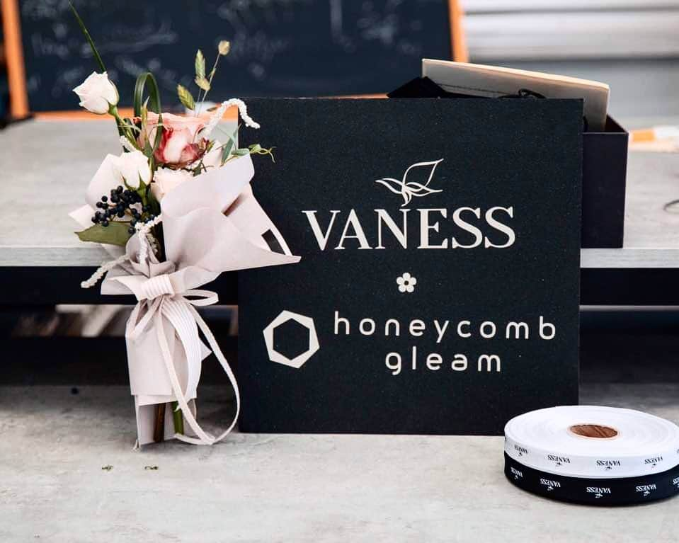 플로리스트 이주연 florist Lee Ju Yeonさんのインスタグラム写真 - (플로리스트 이주연 florist Lee Ju YeonInstagram)「. . 【VANESS FLOWER x HONEYCOMB GLEAM workshops in 2020】﻿ 香港的朋友，現在先來一個預告🙂 關於香港區的工作坊，2020年將繼續與honeycomb gleam 微光蜂舍獨家合作，暫定舉辦3場工作坊：﻿ ﻿ • 2020年3月20日-22日 首爾遊學團﻿ DAY 1：花束及2件小型作品﻿ DAY 2：2個大型空間佈置作品﻿ DAY 3：於草地做花球、頭花環及野餐！﻿ ﻿ • 2020年4月10日 - 4月12日 香港工作坊﻿ (日期更新為復活節假期） 內容待定﻿ ﻿ • 2020年10月尾 香港工作坊﻿ ﻿ 有興趣報讀的，請立即follow @honeycombgleam 或whatsapp +852 6228 4197獲取最新資訊。微光蜂舍亦會發佈問卷收集大家對工作內容的意見。﻿ ﻿ 期待與你們見面💕﻿ ﻿ 👉🏻 #VANESSxHONEYCOMBGLEAM﻿ #vanessflower #honeycombgleam」11月29日 9時11分 - vanessflower