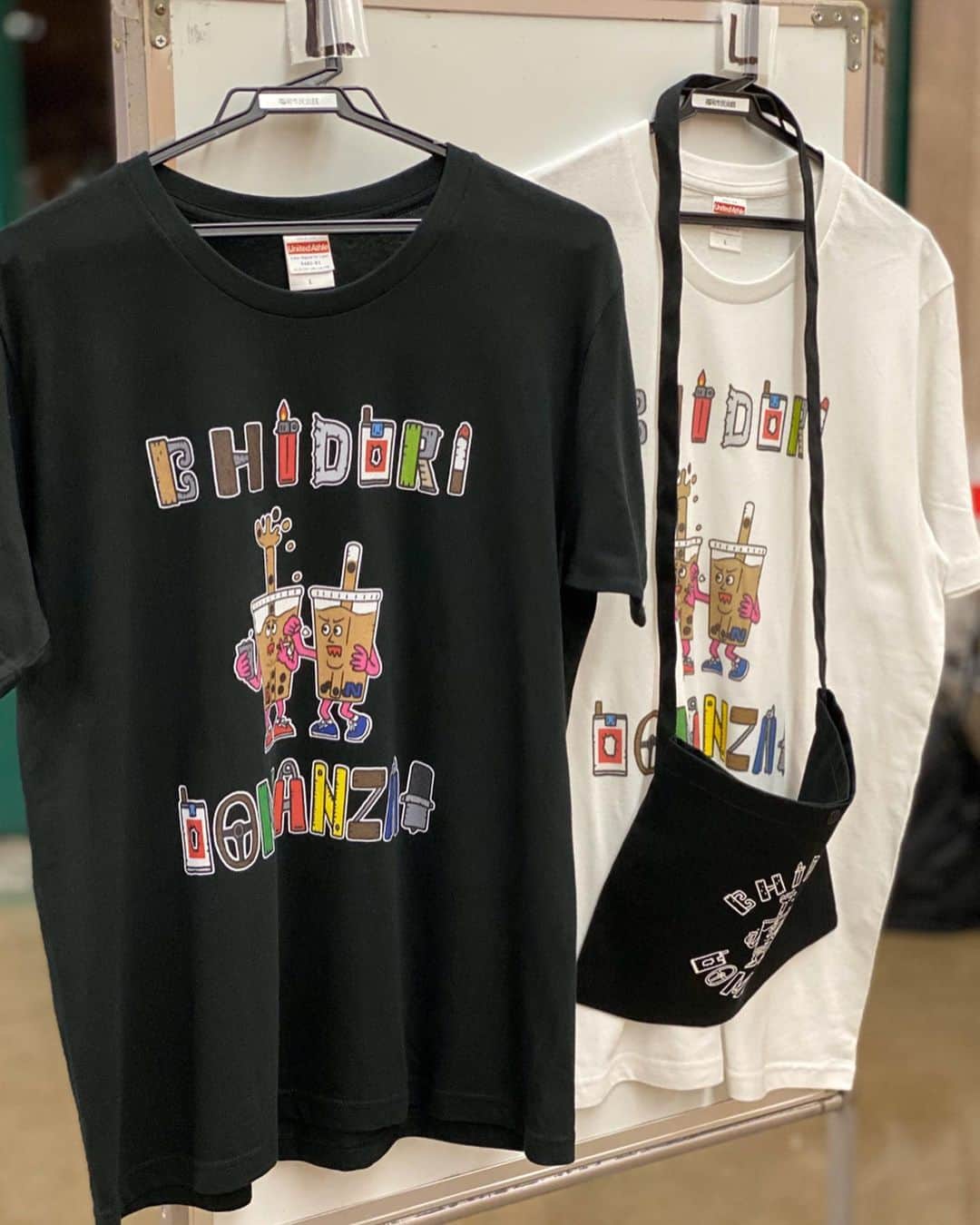 ネゴシックスのインスタグラム：「いろいろ経て千鳥さんタピオカに Tシャツ、サコッシュ、ボトル、キーホルダー、スマフォの持つとこ、靴下、クリアファイル、ジッポ  #Illustrator #nego6 #negosix #イラスト #イラストレーター #ネゴシックス #バキバキモンスター #バキバキ似顔絵 #バキバキ商店 #千鳥の大漫才 #千鳥」