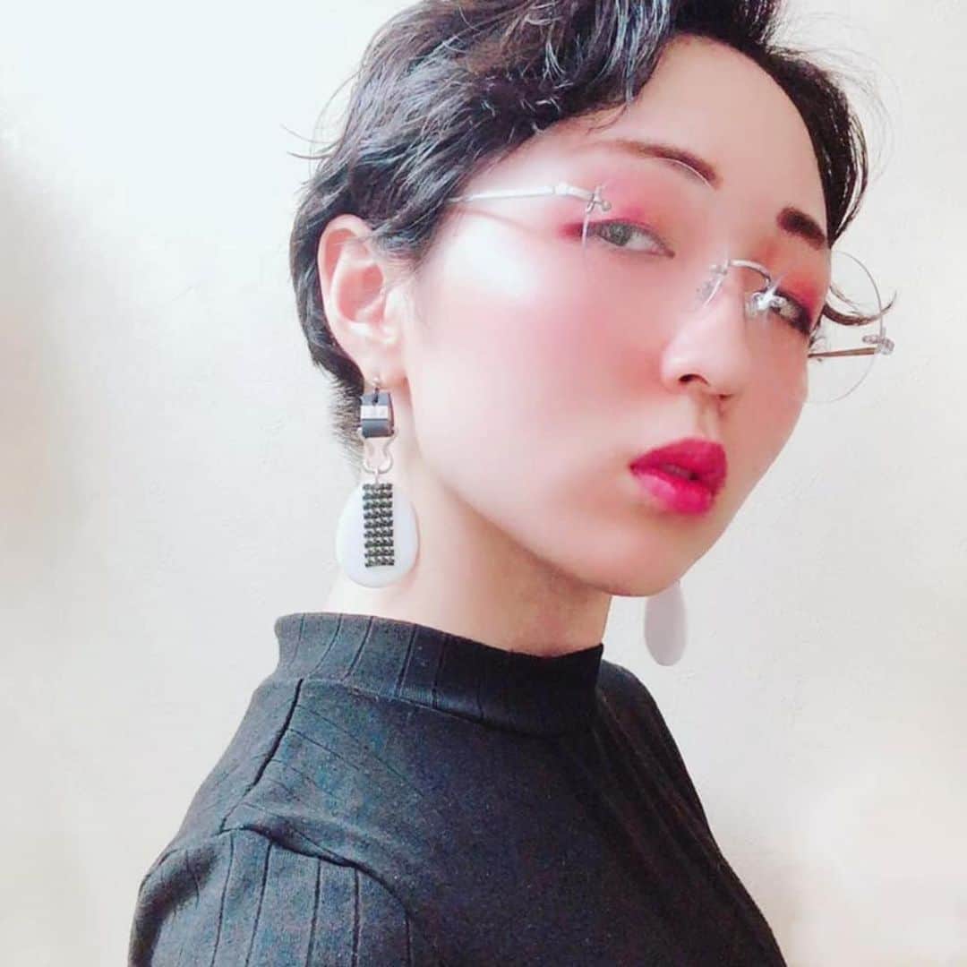 のインスタグラム：「タピエスタイル丸の内店です。 丸の内で働く女性、丸の内ファンの皆様に焦点を当てたお品揃えを心がけております。 丸の内は美術館からグルメの名店、スイーツまで揃うクリーンな街 是非みなさまもクリスマスイルミネーションの美しい丸の内ビルに遊びにいらしてくださいませ。 タピエスタイルは3階カフェ「HARＢS」の近くです。 ハンドメイドに詳しいスタッフが 丁寧にプレゼントの相談に応じております。 タピエスタイルスタッフ 、、 写真はスタッフおすすめのブランドです。  McKenna ・・・ フランスの黒い幅広チェーンがポイントの この冬オススメアクセサリー。 . . . #ハンドメイドアクセサリー  #大人ポップ #タピエスタイル #丸ビル  #McKenna  #thesaccashop #タピエスタイル #丸の内ビル  #東京 #東京駅 #丸の内  #ootd」