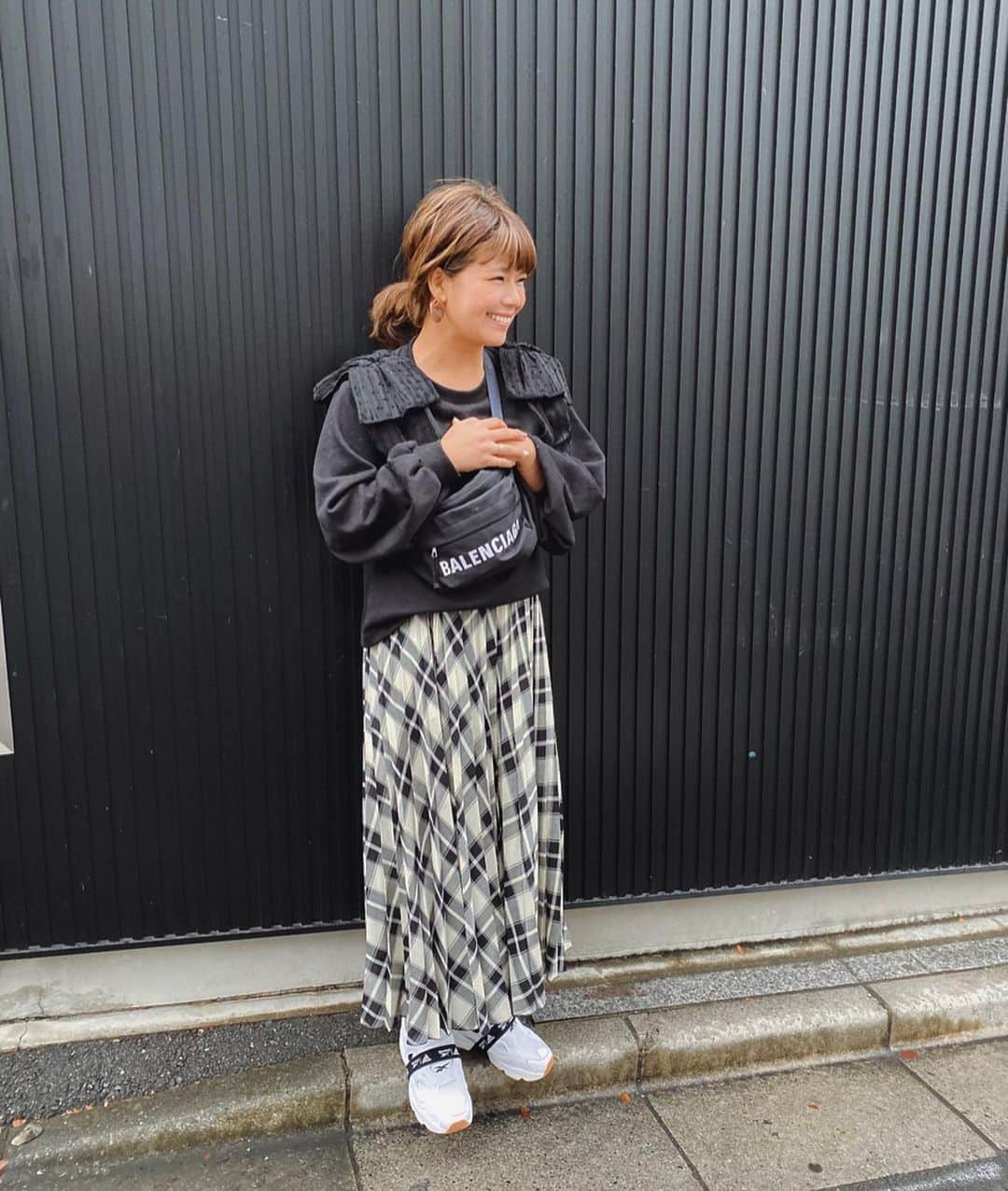 のインスタグラム：「いつかの格好👖﻿ ﻿ プルオーバー: @zara  スカート: @beautyandyouth_official  スニーカー: @reebokclassicjp  ピアス:  @titivatejp ﻿ スニーカーは @reebok のインスタポンプフューリーブースト﻿ スニーカーにおける2つのレジェンドが融合したよすごいよ👟 かわいいよ☺️👍🏽﻿ ﻿ #titivate #UNIQLO #ユニクロ #プチプラ #nike #ナイキ #クロリサコーデ #カジュアル #casualcordinatx #カジュアルコーデ #ママコーデ #カジュアルコーディネート  #160cm以上コーデ  #ヘアアレンジ #メイク #コスメ平均身長コーデ #cordinate #ワンピースコーデ #アラサーコーデ #アラフォーコーデ　#ファッション #撮影 #コーデ #モデル」