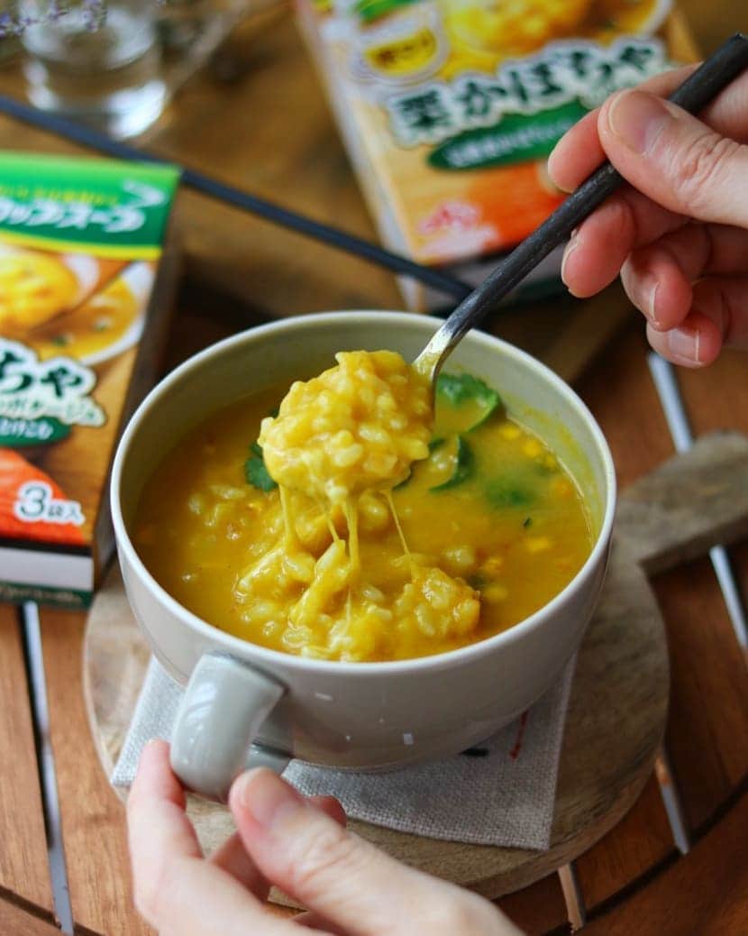 栁川かおりさんのインスタグラム写真 - (栁川かおりInstagram)「#忙しい朝　は#朝マグ　 味の素さん @ajinomoto.co.jp のクノール®カップスープで。 * スープマグにごはんを入れて 栗かぼちゃのポタージュとチーズ、カレー粉を入れて お湯をかけてよ～く混ぜたら あっとう間に出来上がり。 * 🍴栗かぼちゃのカレーチーズリゾット。 ①スープマグにごはん100～150gを入れる。 ②上にクノールカップスープ「栗かぼちゃのポタージュ」1袋 シュレッドチーズ20g、カレー粉小さじ1/2をのせる。 ③お湯150㏄をかけてよ～く混ぜる。 * ほんのりカレー風味が栗かぼちゃによく合う。 この手軽さと美味しさで忙しい朝にちょっと余裕もできて、 お気に入りのスープカップでおしゃれな朝マグが作れたらおなかもココロも大満足。 * #たべてこ朝マグ #クノール #カップスープ #味の素 #PR」11月29日 9時36分 - kaori_yanagawa