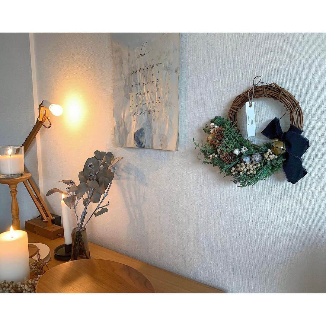 emiさんのインスタグラム写真 - (emiInstagram)「おはようございます( ’◡͐’) ・ ・ 予約注文してからずっと心待ちにしていたクリスマスリースが昨日届きました 𖢔↟⌂﻿*⍋ ・ ・ anjers × kanon さんのリース 。 ・ ・ 素敵な箱に入って届き、中を開けて可愛さにうっとり。 ・ ・ ツリー並びの壁に飾ってみたり、キッチンカウンター横の壁に飾ってお気に入りの照明越しに眺めてみたり〜。飾る場所を考えるのもまた楽しい！ ・ ・ リースはすでに完売してしまってますが、今日から anjers × kanon さんのしめ縄が発売！これもまた素敵！最後写真拝借してます。 ・ ・ しめ縄はroomに載せてます♩ ・ ・ ・ #クリスマスリース#アンジェお買い物部#kanonhana #クリスマスインテリア#暮らしを楽しむ#楽天roomに載せてます#roomインフルエンサー　@angers_web  @kanonhana」11月29日 9時38分 - emiyuto