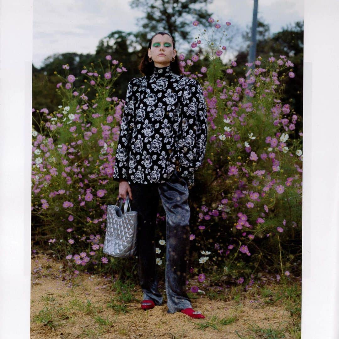 YUKI TAKESHIMAさんのインスタグラム写真 - (YUKI TAKESHIMAInstagram)「My new work for Ginza Dec @ginzamagazine  BALENCIAGA  photography @kaze_give_me  styling @daiishii  hair @___cutters___  make @yukitakeshimamake  model Agostina @unknownmodelmanagement  editor @itoikuriyama  #ginzamagazine #balenciaga  #fashionhistory #yukibrush  千葉でのshootingでした。 🌪で木が根こそぎ倒れ😱 オマケの写真は、ロケ地でお借りしたおじさんの車を自ら勢いよく汚すシーン🔥ご協力頂きありがとうございました🤝」11月29日 9時53分 - yukimake