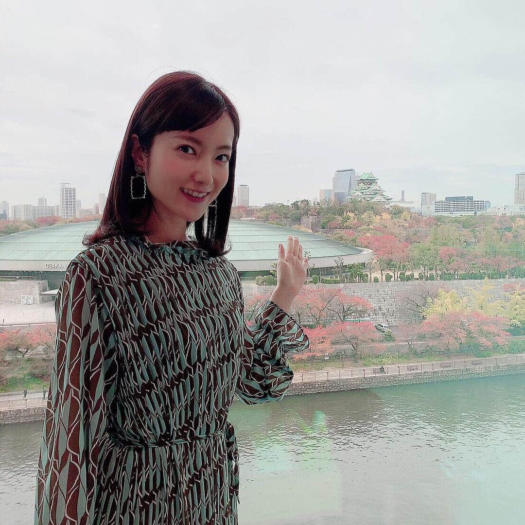 天明麻衣子のインスタグラム：「明後日は、読売テレビで「そこまで言って委員会NP」の放送があります！ 「必修！ニュースアカデミー2019」と題して、今年の重大ニュースについて議論します✨ 楽屋の目の前に、大阪城ホールと大阪城が☺️ #読売テレビ #新社屋 #今年の重大ニュース #12月1日 #13時30分」