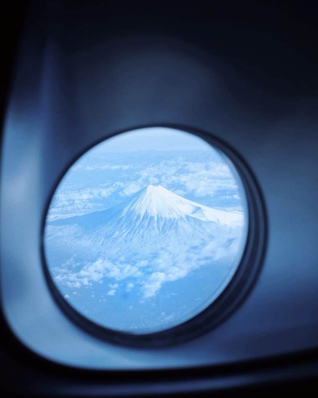 Y U R I Eさんのインスタグラム写真 - (Y U R I EInstagram)「tokyo→kochi✈︎ 気持ち良い晴れ、 今日は富士山がくっきり見えますよ〜と機内アナウンスがありました 通路を挟んで右側から見える富士山 富士山好きとしては見たいなぁとソワソワしてたらw小さな丸い窓から景色を見せてくれた優しいCAさん🥺 席に戻った後、サンドイッチを食べようとしてる時にそっとおしぼりを差し出してくれるCAさん🥺🥺 ホスピタリティに感激致しました🙇‍♀️✨ 朝から良い気分🧡 #JAL#airplaneview#mtfuji#fujisan#explorejapan#富士山#雪化粧#空の旅#国内旅行#飛行機からの景色」11月29日 9時50分 - yuriexx67