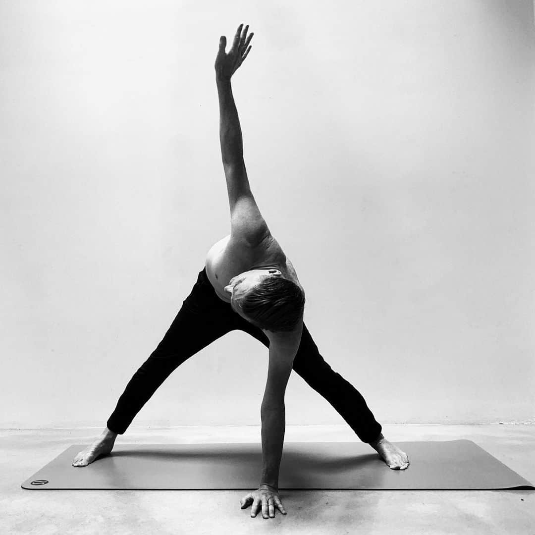 ブライアン・アダムスのインスタグラム：「I like this yoga pose as it’s quite graphic looking. I’m getting a little better at it the more I do it, but I wish I’d started this years ago... #yogapractice #betterlatethannever #bryanadamsshinealight」