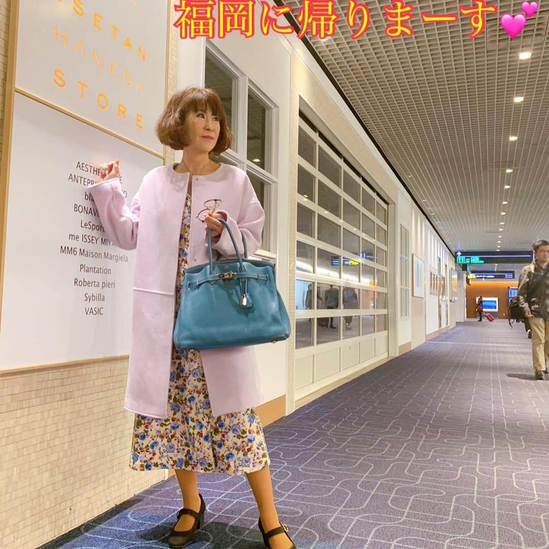 岩本初恵さんのインスタグラム写真 - (岩本初恵Instagram)「福岡に帰って来ました 福岡空港に 嵐の飛行機 今日も運がいい 💕💕 昨日はすごい皆様と レッドカーペット 動画がアップされました 💕💕 Weiboはすごいです KOLの皆様が みんなでコラーゲンを アップしてくれてます 💕💕 ライブ配信まで してくれるぐらい 中国で愛しとーとの コラーゲンゼリーが 大人気で嬉しかったです 💕💕 Weiboからフォロワーが 多くなる 有名人で呼ばれてたのが 私と斎藤一人さんの 一番弟子芝村恵美子さん 二人でした 💕💕 後はWeiboのフォロワーが 多い芸能人 すごい方々に ビックな一日でした 💕💕 Weiboもオンラインサロンも 皆様と盛り上がって 嬉しい^_^ ぜひインスタプロフィールの リンクから オンラインサロンにも 参加してみてくださいね 💕💕 今日はももち浜 生放送です 見て下さいね 💕💕 #動画 #movie  #ムービー #東京  #レッドカーペット #八芳園 #weibo  #福岡 #嵐  #嵐の飛行機  #愛しとーと #コラーゲンゼリー  #中国  #instagram  #instagood  #love  #happy  #fun  #フォロワーさんに感謝  #感動 #ありがとう #嬉しい」11月29日 10時01分 - hatsue_iwamoto