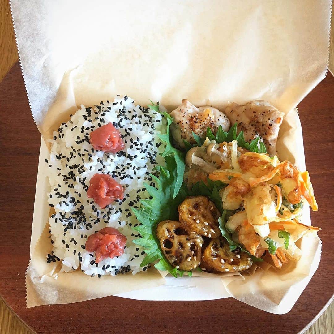 のインスタグラム：「2019/11/29 (fri) 今日のお弁当。 ごま塩南高梅ご飯 鶏肉のオニオンスパイス焼き しめじのチーズ焼き 竹輪と野菜のかき揚げ(藻塩) 蓮根の甘辛炒め ・ 寒くて動きたくありませんが、忙しくなる前にできることをコツコツやっておきます。 ・ #gonben #お弁当 #obento #bento #lunch #lunchbox #food #foodpic #foodphoto #ごん弁当 #instafood #instagood #yummy #love #japan #japanesefood #大学生弁当 #クロワッサンお弁当部　#クロワッサン普段弁当　#thankyou #onthetable #日々 #暮らし #お弁当記録 #ランチボックス  #使い捨て弁当箱」