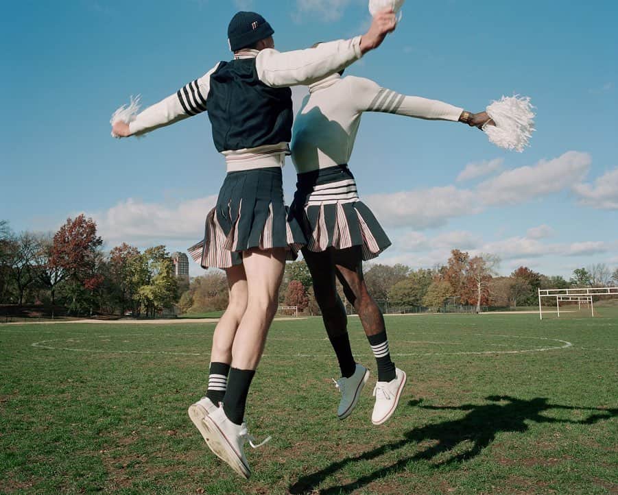 Bergdorf Goodmanさんのインスタグラム写真 - (Bergdorf GoodmanInstagram)「TEAM SPIRIT 🏈 @thombrowneny celebrated Thanksgiving in style with their latest Football 2019 capsule collection complete with a game in Central Park. Featuring jersey remakes of classic @thombrowneny silhouettes like blazers, long shorts, button downs, knits and cheerleader skirts; this collection is the all-American dream. Follow along on Stories as we take you behind-the-scenes at the event and shop the pieces now in store on 3. #thombrowne #thombrownefootball」11月29日 10時18分 - bergdorfs