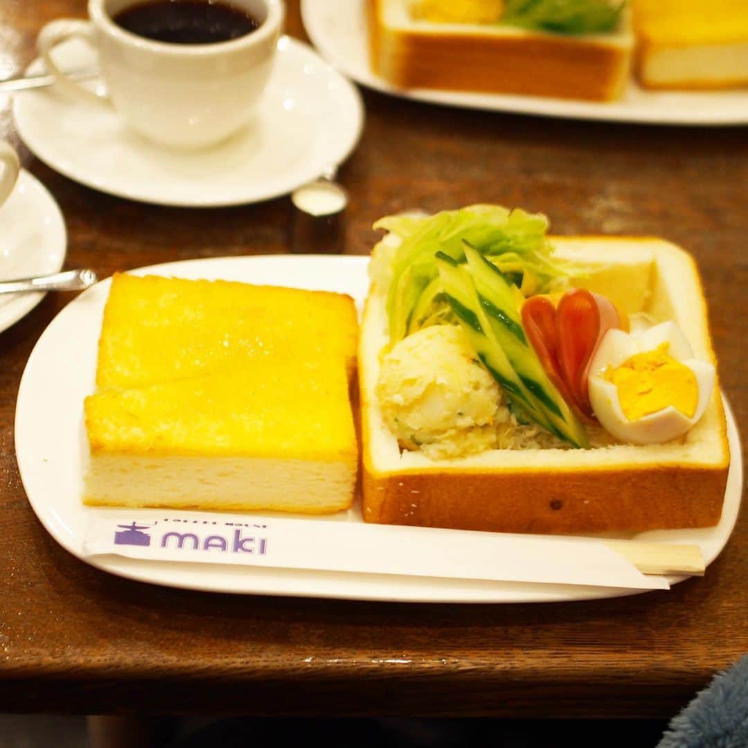 木村涼子さんのインスタグラム写真 - (木村涼子Instagram)「2019.11.29 友達が幼稚園送り後のモーニングにハマってるらしい。 息子を連れて私も同行させてもらったら、 なるほど美味しいし楽しいし、なんだか嬉しい感じもして、私もハマりそう♫  コーヒーハウスマキさんのモーニング、 トーストにバターがたっぷり染み込んでいてとっても美味しかった♡ サラダも好みの感じ。 10時に集合した時はなんとか席が空いていたのだけれど、食べ終えて出る頃には 行列ができていてびっくりした。 #コーヒーハウスマキ #モーニング」11月29日 10時17分 - kimuryou