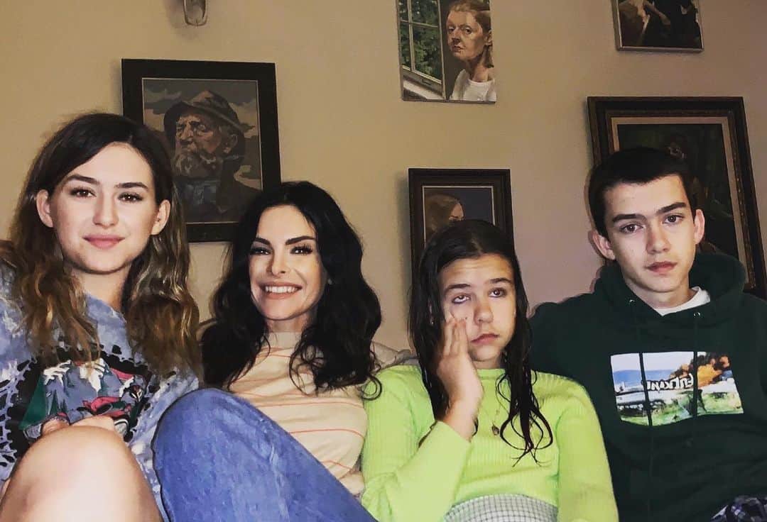 ケリー・オックスフォードのインスタグラム：「So thankful for all of my babies.」