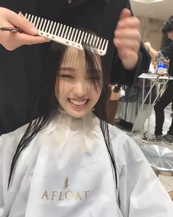 飯窪春菜のインスタグラム：「💇🏻‍♀️✂︎👋🏻 ・ ・ 久しぶりに前髪を作りました✌︎ 切ってる様子をいつもお世話になっている美容師さんに撮って頂きました✂︎ ・ 顔の横の毛も切ってもらいましたあ！ アレンジしやすくする為にっ ・ 全体的にもレイヤー入れてもらって結構切ったので、10cmくらい短くなったかと思います！ ずっと切りたかったからるんるんです🥰 ・ ・ ・ #haircut  #haircolor  #暗くもしたよ #はるなの毎日  #飯窪ってる」