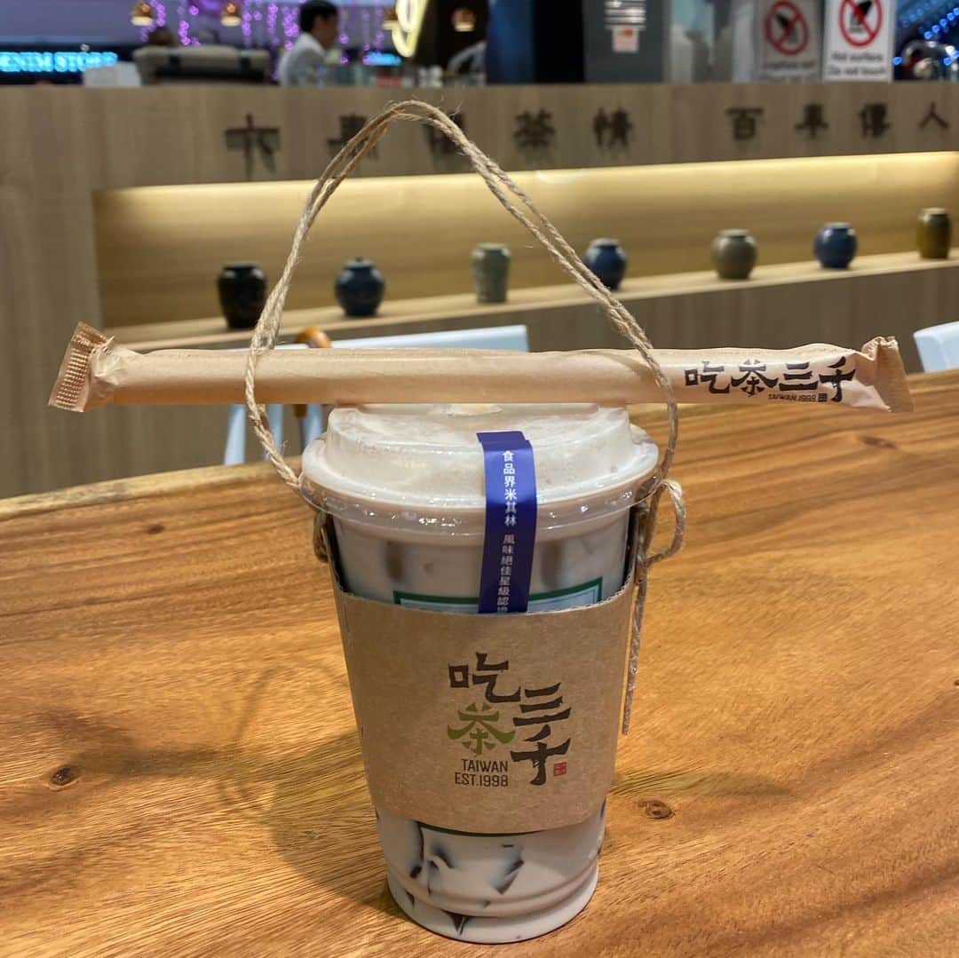 大西蘭のインスタグラム：「・ 初の @chichasanchen.sg ・ 烏龍茶、ミルク、仙草ゼリー、sugar level 50%🥤 ・ 最近仙草ゼリーがお気に入り。 ・ クリーミーで程よい甘さで美味しかった😍 ・ 他の組み合わせも試したい💕 ・ ・ #chichasanchen #grassjellydrink #吃茶三千」
