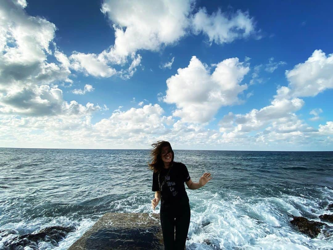 アナ・デ・アルマスさんのインスタグラム写真 - (アナ・デ・アルマスInstagram)「Thankful for calling this place home. Thankful for my family and friends, for my health. Thankful for all the opportunities I’ve been given and the ones I’ve fought for. And I’m thankful for you all, for your love and support and all the beautiful messages I’ve received lately about @knivesout , all of that, right back at you! xx. ♥️🙏🏻🌸」11月29日 10時45分 - ana_d_armas