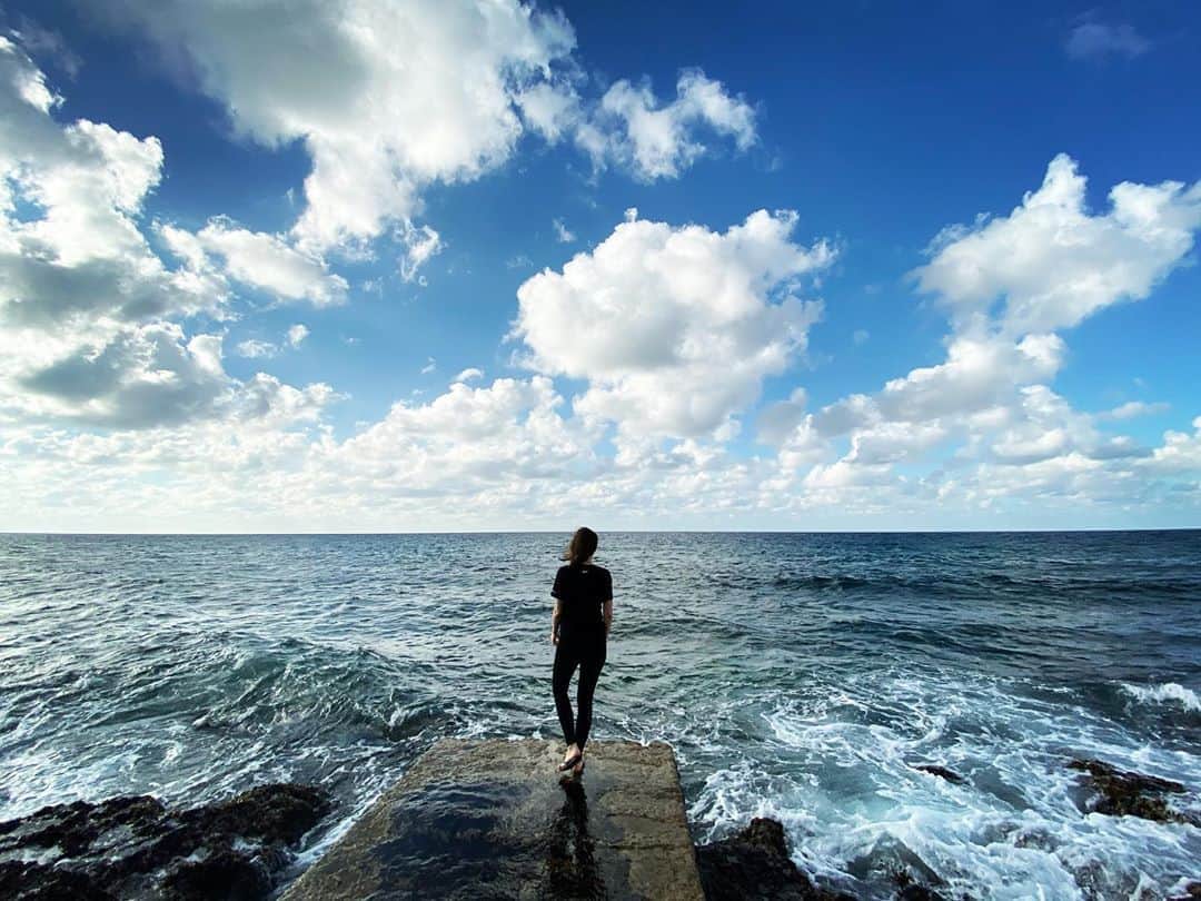 アナ・デ・アルマスのインスタグラム：「Thankful for calling this place home. Thankful for my family and friends, for my health. Thankful for all the opportunities I’ve been given and the ones I’ve fought for. And I’m thankful for you all, for your love and support and all the beautiful messages I’ve received lately about @knivesout , all of that, right back at you! xx. ♥️🙏🏻🌸」