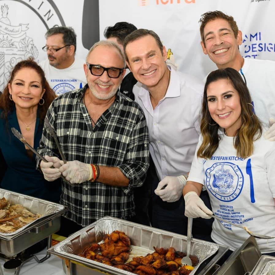 Despierta Americaさんのインスタグラム写真 - (Despierta AmericaInstagram)「Gracias @emilioestefanjr  y @gloriaestefan  por permitirnos compartir en este  Día de Acción de Gracias .」11月29日 10時37分 - despiertamerica