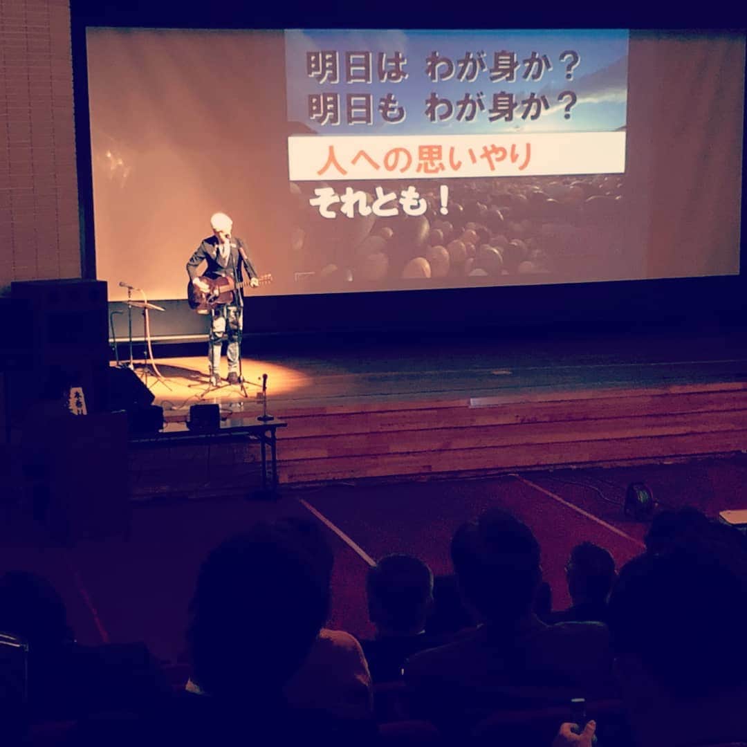松本隆博のインスタグラム：「。 みなおは～ やって良かったです！ ヽ(*´∀｀)ノ -------- 松本隆博　様 昨日はご講演いただきありがとうございました。 講演コンサート、心に突き刺さりました。 私は３歳で父親を亡くし、母子家庭で育ちました。その母も３年前に他界しました。 女手一つで育ててくれた母親を傷つけてしまうような言動ばかりで、十分に親孝行もできませんでした。 「自分が生まれてきたこと」「親への感謝」のお話では自然に涙があふれました。 お母さんと手をつないでおられる写真を拝見し、後悔はさらに大きくなりました。 自分が中高生の時に松本さんのお話を聞いていたら母親に感謝し、もっと優しくできたと思いました。 今の中学生、親がやってくれることを「あたり前」と思っている中学生も多いと思います。 今の自分の生徒に松本さんのお話を聞かせてやりたいと強く思いました 昨日は本当にありがとうございました。」