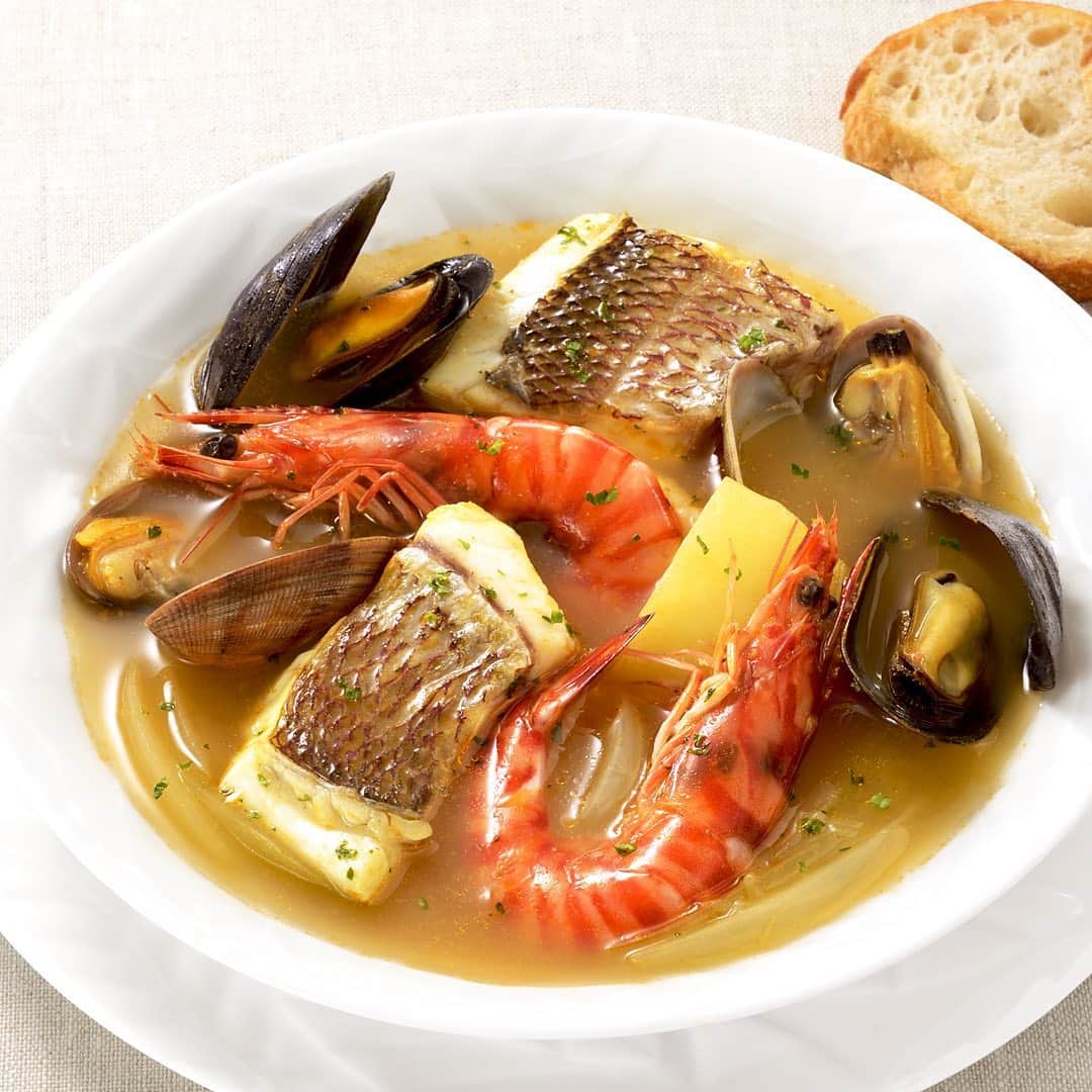 おいしい鍋のインスタグラム：「. ＼本場の味わいのブイヤベース♪／ フュメ・ド・ポアソンをベースに、オマール海老だし、にんにく、白ワインのコクを効かせた、サフランがほのかに香る味わいのスープです。 平日は旬の魚介で洋風おかずスープに♪ 休日は豪華な魚介と野菜たっぷりでだんらん鍋に♪ 本場の味わいのブイヤベースをご家庭でお楽しみください。 . ●レシピはこちら http://nabe.moranbong.co.jp/recipe/detail/id=801 . #おいしい鍋 #モランボン #地中海風ブイヤベース #ブイヤベース #地中海風 #スープ #鍋 #鍋つゆ #instanabe」