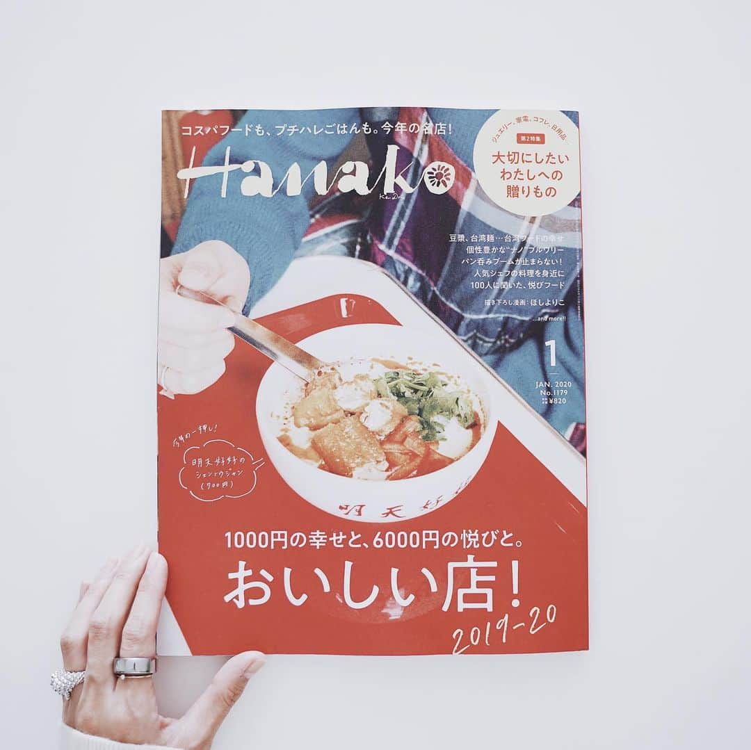 市川渚さんのインスタグラム写真 - (市川渚Instagram)「I got interviewed for @hanako_magazine ﻿ ﻿ ﻿ ﻿ 雑誌Hanakoの最新号の特集「大切にしたいわたしへの贈りもの」で、今年最後に自分に贈りたいギフトについて取材していただきました。﻿ ﻿ デジモノガジェット中心に10点弱挙げさせていただいた候補の中から、編集の方が選んでくださったのはまさかのSIGMAのカメラ、fp📸❣️（正直これが選ばれるとは想像もしていなかった）﻿ ﻿ カメラを買いかえるのは1年のご褒美的な意味合いも含め年末年始が多かったのだけど、今年は半ばにa7iiiを買ってしまったからなあ……なんて思いつつ、記事ではカメラを選ぶ時のこだわりなどについてもお話しさせていただいてます😊﻿ ﻿」11月29日 10時58分 - nagiko