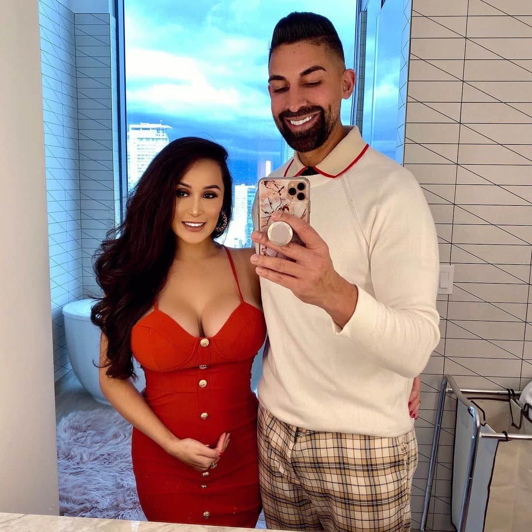 laurag_143のインスタグラム：「Happy Thanksgiving 🦃🍁 So thankful that this  #Thanksgiving my belly is filled with more than just food 👶🏼, that I have the most amazing, hardworking, and sweetest Fiancé, the most loving and supporting family & friends, the best team ever, and the ka-utest supporters 😭🙌🏼❤️ This has been one of the best years ever and I’m truly so so grateful!!! 🙏🏼 Love you all so much!! - Pregnancy update 🤰🏻 I’m currently 16.5 weeks, I can’t believe how fast the weeks are going by. My morning sickness is starting to subside & I’m finally getting my appetite back. Fruit is still my go to, especially persimmons & plums. I haven’t been able to eat pizza or fries (my two faves before getting pregnant). I can’t stand the smell of coffee🤮I’ve gained about 2lbs so far, but it feels like more because I’ve lost weight in my arms and legs. My belly is starting to round and my boobs are so full 😰 I have to pee almost every hour. It’s definitely been an adjustment but I’m learning to appreciate all the changes. I talk to the baby all the time. I hope he or she knows how much mommy & daddy love them already ❤️」