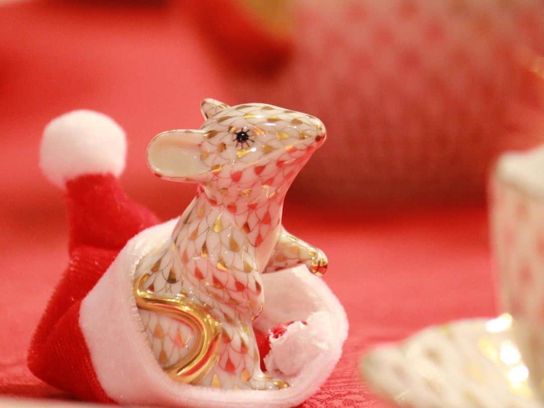 HEREND JAPANさんのインスタグラム写真 - (HEREND JAPANInstagram)「◇クラブ ヘレンド ジャパン本店のクリスマス◇ . クラブ ヘレンド ジャパン本店ではクリスマスに向けて、クリスマスツリーやクリスマスのディスプレイで皆様をお迎えしております。 今年のテーマは動物たちとのHAPPY　Christmas！ゴールド・プラチナ・ピンクの鱗柄の食器に合わせて、可愛い動物たちがサンタの帽子をかぶってみたり、もぐりこんでみたりと楽しそうに過ごしています。 . また、クラブヘレンドジャパン本店限定でクリスマスギフトにぴったりなティーカップ&ソーサーとデザートプレートのセットも用意しております。ヴィクトリア女王の時代に広まったアフタヌーンティーの習慣にちなみ、優雅な絵柄を集めました。お気に入りのヘレンドで特別なクリスマスをお過ごしください。 . . . #ヘレンド#herend#クラブヘレンドジャパン本店#クラブヘレンドジャパン本店限定#ガルニエティエボー #カントリーハーベスト#カントリーハーベストのモミの木#平澤一美 #トピアリーは平澤一美 #ノエル#クリスマス#noel#xmas#christmas#christmastree#winter#クリスマスコーディネート#jampetrobr #ヴィクトリアブーケ#ウィンザーの小枝#ロイヤルガーデンターコイズ #洋食器#干支ねずみ#うさぎ#サンタクロース#tableware#teatime#hungary」11月29日 11時04分 - herendjp