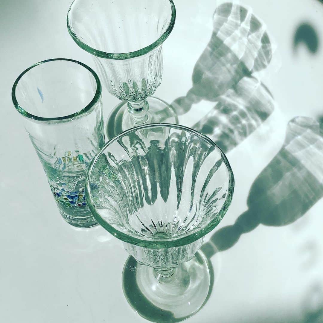 時間をうみだす移住雑貨のお店 ニライカナイ自由が丘さんのインスタグラム写真 - (時間をうみだす移住雑貨のお店 ニライカナイ自由が丘Instagram)「冬晴れ、青い空の金曜日にやっとなりました。 とても寒いけれど、キンと透明な空気に合わせたくなるクリアな色の琉球ガラス。 『琉球ガラス工房glass32』さんのとっておきのグラスたち。 大人はお洒落にスパークリング🥂、子供にはキラキラ✨可愛いカレットでジュースを出そうかな😊。 【琉球ガラス工房glass32】 ◉縦モールワイングラス(クリア) ◉スパークリンググラスカレット  今年も残りあと一月！ クリスマス🎄プレゼントや新年の誂えに是非見にいらしてくださいね。 本日もニライカナイ自由が丘は元気に営業中です！  #ニライカナイ自由が丘 #やちむん　#琉球ガラス #沖縄の移住雑貨 #沖縄の陶器　#沖縄の器 #琉球ガラス工房glass32  #具志堅充　 #縦モールワイングラス  #スパークリンググラスカレット #クリスマスプレゼントにぴったり #今夜はワイン #やっと冬晴れ #自由が丘散策　 #奥自由が丘 #東京でやちむんが買える店 #東京で琉球ガラスが買える店」11月29日 11時04分 - niraikanai_jiyugaoka