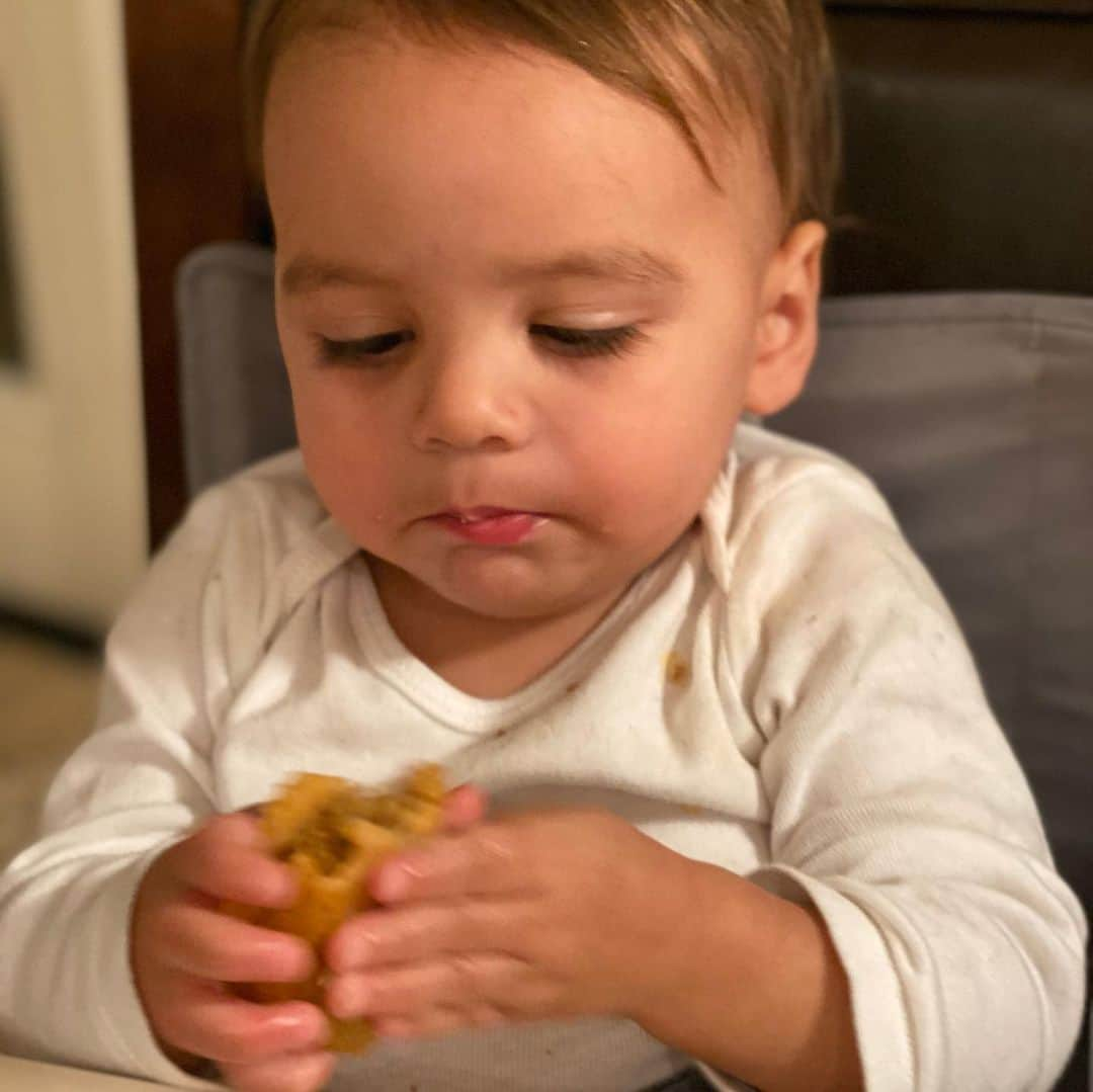 エヴァ・ロンゴリアさんのインスタグラム写真 - (エヴァ・ロンゴリアInstagram)「Santi’s first tamales! And he loves them of course! Happy Thanksgiving to everyone! So grateful for all the blessings this year and always. And super grateful to all of you in this Instagram community for your wonderful love and support! 🦃」11月29日 11時09分 - evalongoria