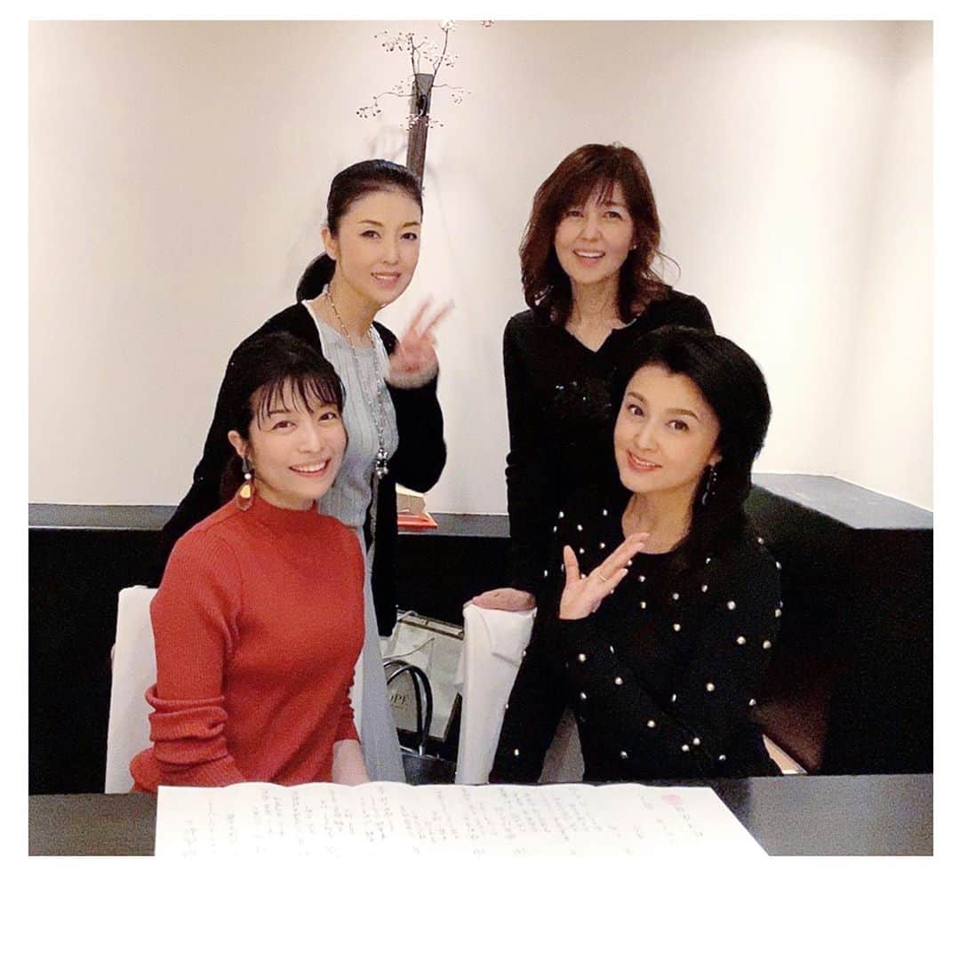 三倉茉奈さんのインスタグラム写真 - (三倉茉奈Instagram)「昨日は、四人姉妹お食事会でした！目の前で作っていただく繊細で美味しすぎるお料理に、姉さんとのおしゃべり。楽しくて幸せな時間でした✨昨年の春、舞台「花盛り四人姉妹」でご一緒して…今もこうしてお会い出来るのは本当に嬉しい。ありがとうございます！ #藤あや子 さん #石野真子 さん #藤原紀香 さん」11月29日 11時10分 - mana_mikura_official