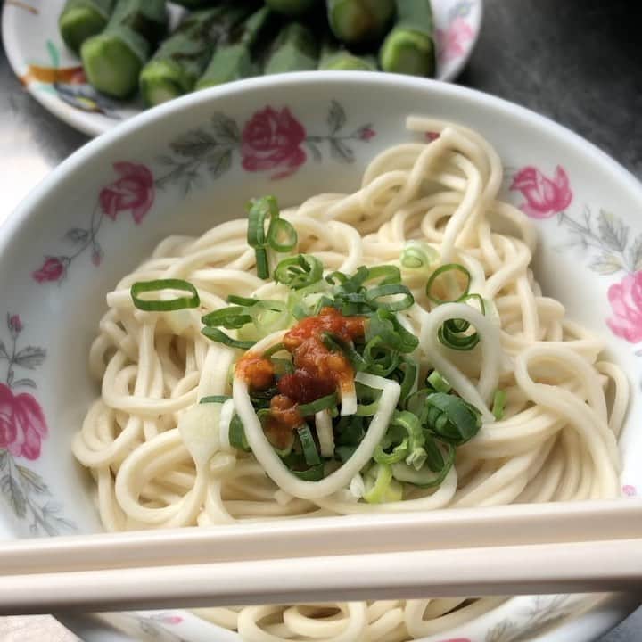 土井コマキのインスタグラム：「マリの利休と時々合流してごはん。1人では食べられないものもある！青木さんとも会えてガバガバ笑いながら鍋。元気出た。仕事で台北に来ていた友達とも宿を合わせて、憧れのワイワイごはんイン台湾。 #こまきっぷ #台北 #台湾」