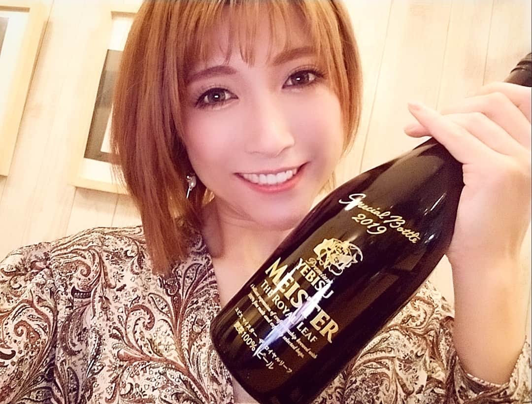 石関友梨のインスタグラム：「エビスのレアボトル♡マイスターロイヤルリーフのエビス最高峰のビールやて( *¯ ⁻̫ ¯*) 呑むのもったいないw  #エビスマイスターザロイヤルリーフ  #2019 #25万本限定 #入手困難 #スナックゆり #エビス空間 #笑」