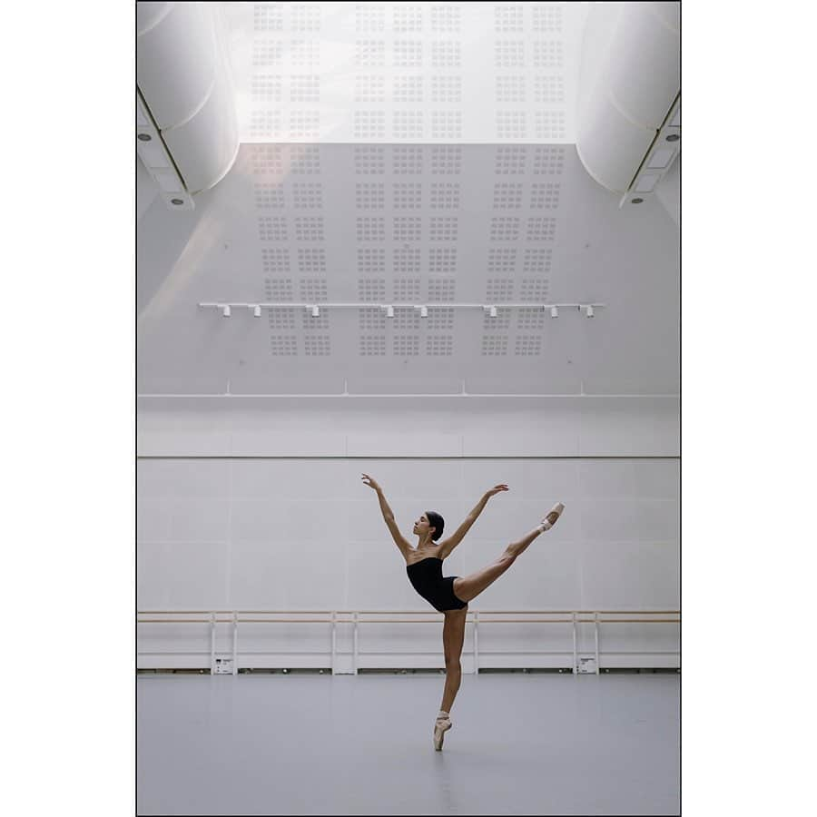 ballerina projectさんのインスタグラム写真 - (ballerina projectInstagram)「Yasmine Naghdi in London. #ballerina - @yasmine_naghdi #coventgarden #royaloperahouse #themall #buckinghampalace #camdentown #regentscanal #london #ballerinaproject #ballerinaproject_ #ballet #dance #pointe #yasminenaghdi  Purchase one of the last remaining Ballerina Project limited edition prints. Link is located in our profile.  The Ballerina Project book is now in stock. Go to @ballerinaprojectbook for link. #ballerinaprojectbook」11月29日 11時25分 - ballerinaproject_