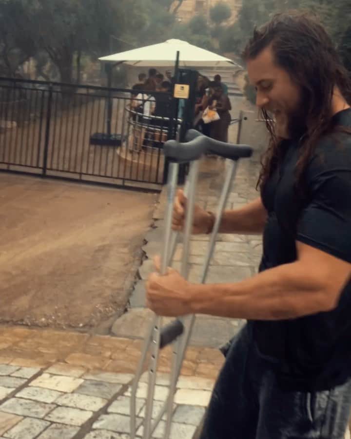 モデル、ブロック・オハーンのインスタグラム：「I remember climbing to the top of the Acropolis in Athens on those crutches and it was a beautiful day, sun was shining. As soon as I got to the top.. this lighting ⚡️and thunder storm began. Now while everyone else ran for cover (note the people under the umbrella lol) I had no choice but to embrace it and make the long slow trek down. While holding what felt like two lighting rods haha  I loved that moment because while everyone else seemed worried, I just had to be present, take my time getting down the mountain (or I’d slip and fall), and have faith it was all going to be alright. (Aka I don’t get struck by lightning, which was right above us) And so I did  I was never actually worried but it reminded me to be thankful. To be alive. To be present. And I am every day. And I’m thankful for all of you and hope you all had the best day! Whether you celebrate thanksgiving or not.  Happy Thanksgiving Day!! 🦃🙌🏽」