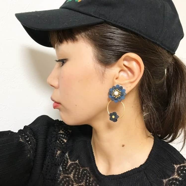 のインスタグラム：「タピエスタイルLUCUA1100 3階特設会場で開催されるイベントに 「RKkapua」限定登場です。 発売予定の花たち イヤリング、ピアス カタログ形式でこ紹介いたします。 どの花がお似合いですか？ お楽しみに！ 、  週替わりで自分へのご褒美に、親しい人へのプレゼントにぴったりのアイテムをご紹介。 冬のコーディネートにひとさじのスパイスを加えたり、ほっこり優しい気持ちになれるような、作家ならではのアイテムをご紹介します。 毎日違うクリエイターが店頭で作品を紹介してくださいます！ 『Holiday マーケット〜We wish you a Merry Christmas〜』 会期：2019年12月4日（水）～12月17日（火） 時間：10:00～21:00 場所：大阪 LUCUA1100 4Fエスカレーター横特設会場 、  #ハンドメイドアクセサリー#ハンドメイドピアス#シンプルコーデ#イヤーカフ#大ぶりイヤリング#ハンドメイド販売#ヘアアレンジ#樹脂粘土#ウェディング#アレンジヘア#プチプラコーデ#ピアス#イヤリング#スタイリング#今日のコーデ#大人カジュアル#ルクアイーレ#花びら#冬コーデ#今日のコーデ#梅田#モノトーン #タピエスタイル  #ＲＫＫAＰＵA #花のある暮らし  #ルクアイーレ大阪」