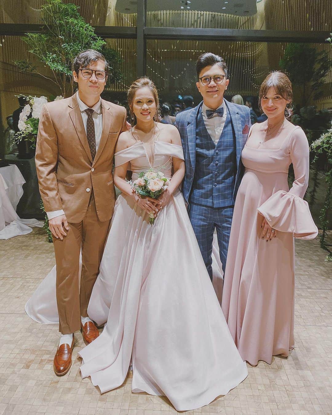 アン・カーティスのインスタグラム：「Same couples. Same month. Different year. Trying to re-enact #thewanforanne at #TEEnadhanakayVhong 👰🏻🤵🏻. To Wonder Woman @t.winona and Vhongskieeee @vhongx44, Congratulations and welcome to the club. Happy we were able to make it JUST in time for your special day. I wish you both many years of happiness and love. We love you Mr and Mrs Navarro!」