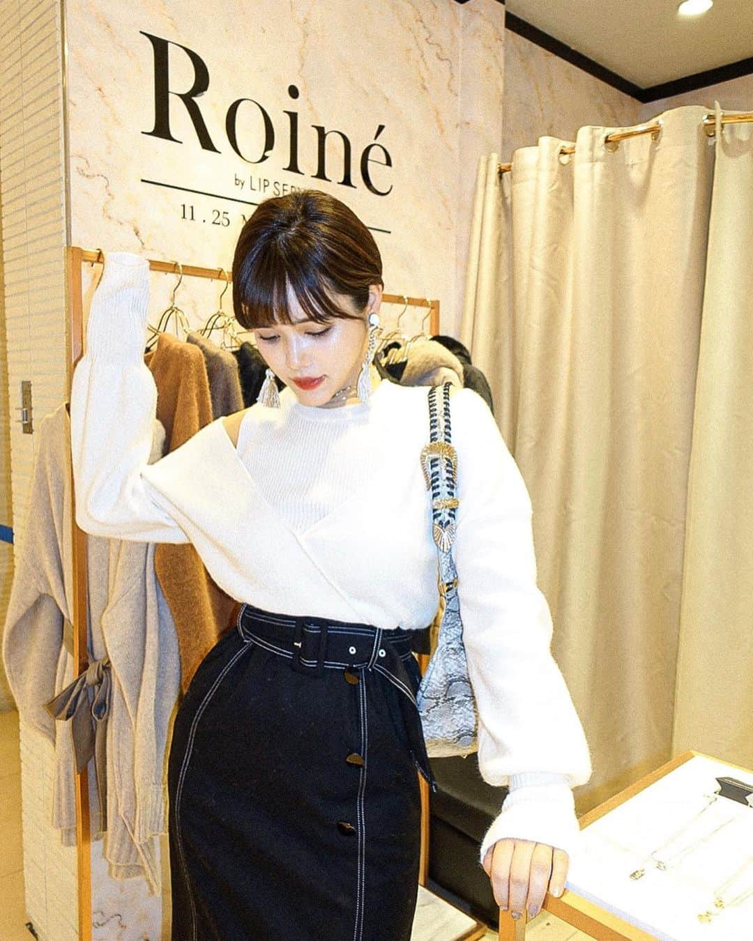 のインスタグラム：「ㅤㅤㅤㅤㅤㅤㅤㅤㅤ  @roine_official  SHINJUKU LUMINEEST 1F POPUP STORE 🎉❤︎ ㅤㅤㅤㅤㅤㅤㅤㅤㅤ わたしは写真で着ている ニット×スカートのワンピースと 写真6枚目の肩空きのニットをGet❣️ ㅤㅤㅤㅤㅤㅤㅤㅤㅤ 大人綺麗めデザインの中にも ちょっとモード感もあり きちんとシーンで使えるお洋服多め🥰 見に行ってよかった〜!! 期間限定ショップは新宿ルミネ1階にて 12/8までなので是非見に行ってみてください✨  #roine #roinebylipservice #lipservice #ladymade #shinjukulumineest #新宿ルミネエスト #新宿ルミネエスト1f #期間限定ショップ #popupstore #リップサービス #レディメイド」