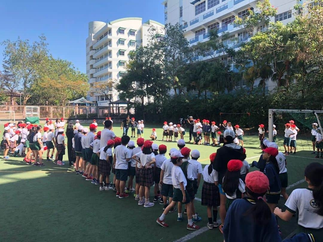 井川祐輔さんのインスタグラム写真 - (井川祐輔Instagram)「香港滞在記#137  香港日本人学校大埔校で6年生対象に、 「夢」と「サッカー選手という職業」について、特別講師を務めさせて頂きました。 初めての講演で、30分+15分の質問コーナーの45分授業。 30分も話続けれるかとても不安でしたが、いざ蓋を開けてみると最初の不安なんて何処吹く風、45分間話しっぱなし…😅 質問コーナーの時間を設けることが出来ませんでした。 すみません🙇‍♂️ その後、生徒さんと一緒にご飯を食べてサッカーをしました。  自分の歴史を振り返り、まとめるとても良い機会でした。 このような貴重な経験をさせて頂きありがとうございました。 とても勉強になりました。  #香港滞在記#香港#香港日本人学校大埔校#特別授業#講師#井川祐輔  #小学校#先生 #hongkong#hk#japaneseinternationalschool#teacher」11月29日 11時46分 - yusukeigawa_4