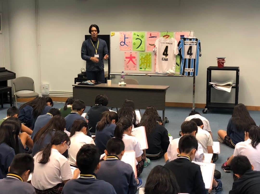 のインスタグラム：「香港滞在記#137  香港日本人学校大埔校で6年生対象に、 「夢」と「サッカー選手という職業」について、特別講師を務めさせて頂きました。 初めての講演で、30分+15分の質問コーナーの45分授業。 30分も話続けれるかとても不安でしたが、いざ蓋を開けてみると最初の不安なんて何処吹く風、45分間話しっぱなし…😅 質問コーナーの時間を設けることが出来ませんでした。 すみません🙇‍♂️ その後、生徒さんと一緒にご飯を食べてサッカーをしました。  自分の歴史を振り返り、まとめるとても良い機会でした。 このような貴重な経験をさせて頂きありがとうございました。 とても勉強になりました。  #香港滞在記#香港#香港日本人学校大埔校#特別授業#講師#井川祐輔  #小学校#先生 #hongkong#hk#japaneseinternationalschool#teacher」
