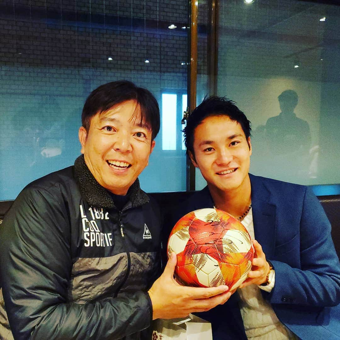 竹内弘一さんのインスタグラム写真 - (竹内弘一Instagram)「京都サンガの22小屋松知哉選手とごはん。 シーズンを振り返りつつ今後を展望しました。 今年の活躍ぶりは周知のこと。 ミスターサンガの最有力ですね！ サンガの宝としてこれからもよろしくお願いします！！#小屋松知哉 #京都サンガ #sanga #kyoto #jleague」11月29日 11時49分 - takeuchi_koichi