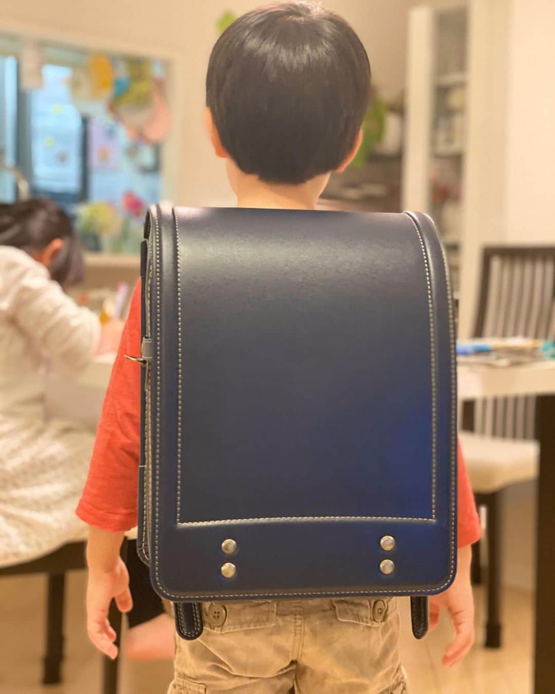 海保知里さんのインスタグラム写真 - (海保知里Instagram)「昨夜息子のランドセルが届きました！来年は小学生。気が早い私は、算数名前シール、ハンコ、筆箱などは購入済み。あとは手提げバッグに巾着やら。また縫うか注文するか悩むなぁ。。 #小学校入学準備 #ランドセル #らんかつ #海保知里  My son’s new school bag!!! My daughter uses brown&purple type, my son will be using navy blue! #randoseru originally from the word  #ransel」11月29日 11時51分 - chisato_kaiho