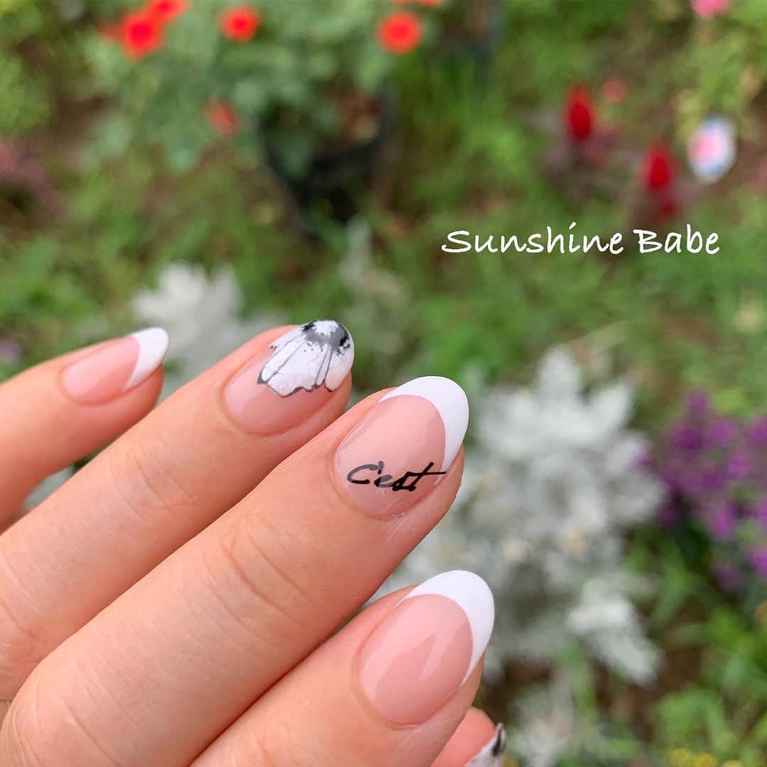 武本小夜のインスタグラム：「先日アップした、 ジェルフラワーネイル(親指)の 残り4本のネイルはこんな感じのデザインでした🤗 薬指のシェルフラワーも、 実際はもっとキラキラなんだけど、写真だと分かりにくい😅 2枚目？のムービーで持っているカラーが、ベースに使っている色で、3枚目以降がこちらのデザインの使用商材です😊 ・ #flowernail  #sunshinebabe #nails #nailart #naildesign #nailstagram #JapaneseNailArt  #ネイル #美甲 #gel甲 #дизайнногтей #指甲 #指甲彩繪 #네일 #네일아트 #光療  #光療凝膠 #光療 #サンシャインベビー #ジェルネイル #팔로우 #カラージェル」