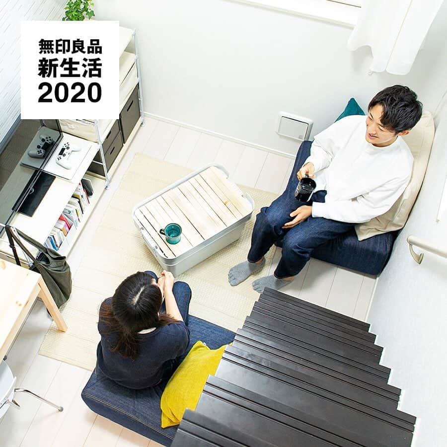 無印良品さんのインスタグラム写真 - (無印良品Instagram)「【新生活2020】自分らしい暮らし。 人によって暮らし方はさまざま。趣味や家のスペースによっても変わります。 「狭くても心地の良い部屋に。」大学生の小川さんに自分らしい部屋づくりについて聞いてみました。 - 詳しくはプロフィール内、ストーリーズ「新生活2020」からウェブサイトをご覧ください。 - #無印良品 #MUJI #新生活 #新生活の準備 #つながる暮らし #インテリア #インテリア相談 #インテリアアドバイザー #interior #収納相談 #収納相談アドバイザー #一人暮らし部屋 #一人暮らし #一人暮らしインテリア」11月29日 12時00分 - muji_global
