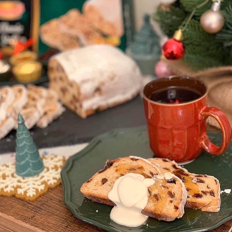 キタノ商事株式会社さんのインスタグラム写真 - (キタノ商事株式会社Instagram)「🇩🇪クーヘンマイスター [シュト―ルンケーキ] ドイツでは、シュトールンケーキをクリスマスの1ヵ月程前から5-10ｍｍ程に薄くカットして4週間かけて少しずつ食べていく習慣があります。クリスマスが近づくにつれてフルーツの味がケーキに移り、より美味しくなってゆくシュトールンを味わいながらクリスマスを待ちわびる、そういった食文化を日本でも楽しめるよう、本場ドイツ伝統の味をそのままお届けしています。 ・ はちみつやバター、チーズ、生クリーム、ジャムなどと一緒に味を変えながら食べていくのもシュトールンの楽しみのひとつです。食べきれないときはラスクにしても◎。 ・ この時期だけの限定販売ですので、ぜひお試しくださいませ。成城石井様など輸入食品店様にて好評販売中です。 ・ イベント情報はこちら @kitano_pr === #キタノ商事 #クーヘンマイスター #KuchenMeister #シュトールンケーキ #シュトールン #ドイツ #世界のおいしさをキタノから」11月29日 12時00分 - kitano_kk
