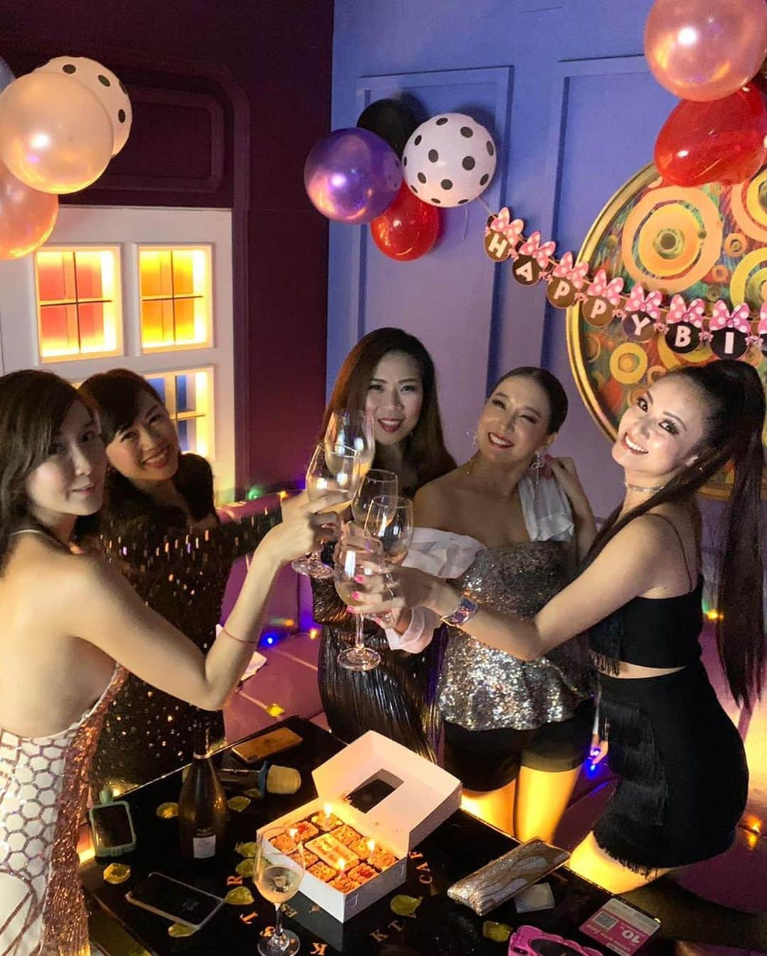 畑田亜希さんのインスタグラム写真 - (畑田亜希Instagram)「🎂Happy Birthday Younhi🍾 ・ Wishing you the best birthday ever🎉 ・ なりきりKaraoke competition 💃 ・ Best Dressed Award頂きました👗🏆 ・ 面白過ぎました👯‍♀️🤣🎤💕 ・ ＃2019 #sg #karaoke #birthday #arianagrande #jennin #madonna #ladygaga #bestdressesaward」11月29日 12時12分 - akihatada