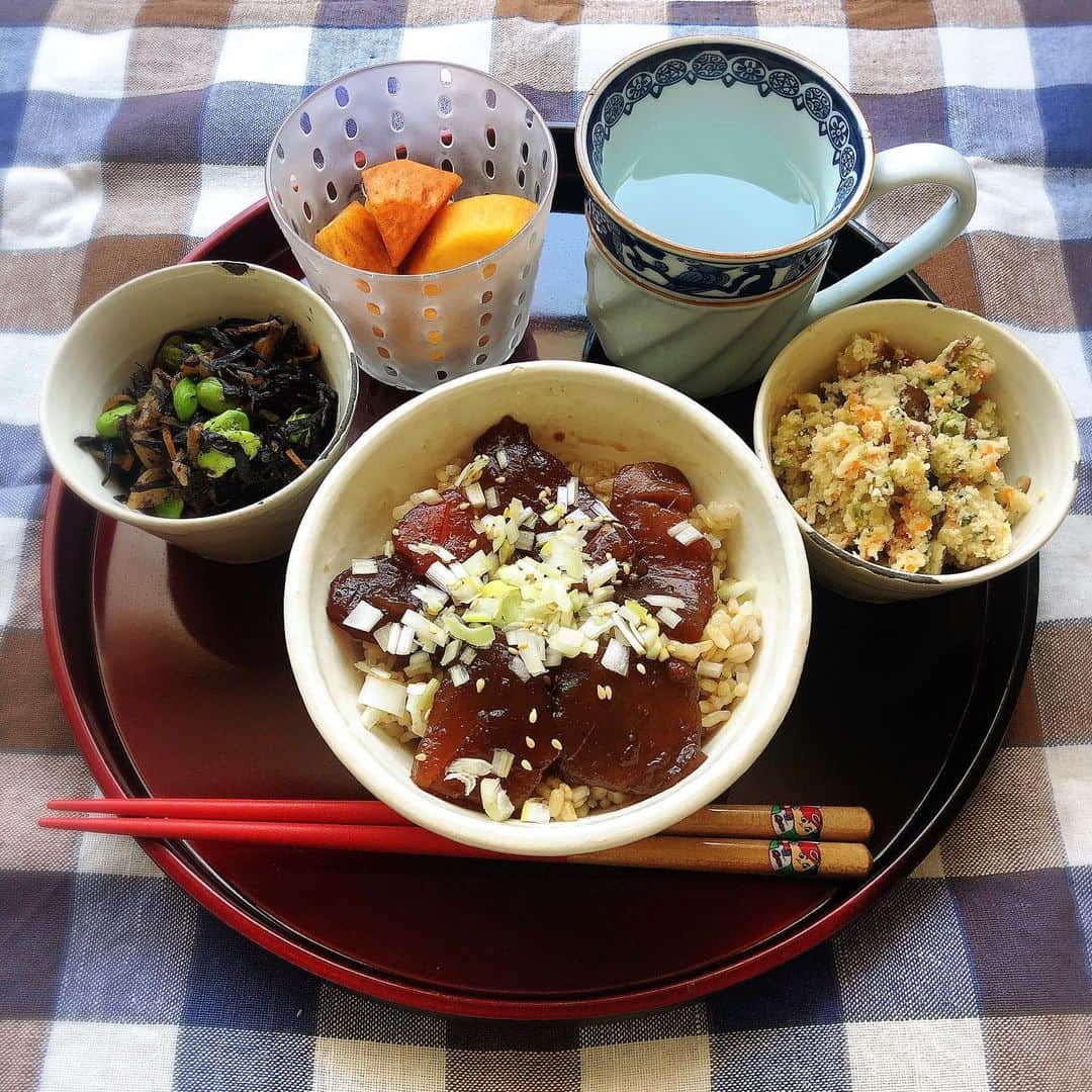 倉本康子さんのインスタグラム写真 - (倉本康子Instagram)「🌟 自宅ランチ。 また手抜き...今日は完全なる手抜き シュガーレディ だけ。笑 だから美味しかった。笑 唯一、柿を切っただけ。 はぁ〜満腹！  #ひじきの五目煮 #彩りうの花 #鮪屋さんが作った鉄火丼の具 #玄米 #もち麦混ぜて炊いた #炊いてたのを冷凍してた #流水解凍とチンしただけランチ #自宅ランチ #手抜き #それなりに見える #シュガーレディ  だから美味しかった #sugarlady #特筆すべきこと #カープ箸」11月29日 12時12分 - yasuko_kuramoto_yakko