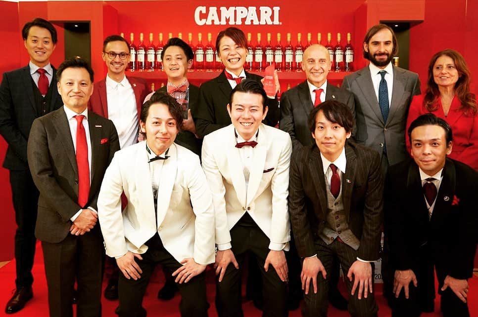 Campari Japanさんのインスタグラム写真 - (Campari JapanInstagram)「「CAMPARI BARTENDER COMPETITION JAPAN FINAL 2019」が駐日イタリア大使館にて開催されました。書類と動画選考から選ばれた6名のファイナリストの素晴らしいパフォーマンスが繰り広げられました。優勝者は、「Bar Vacanza 」（静岡）眞野貴代 さんです。@mano_takayo 「Mano e Mano （マーノ エ マーノ）」イタリアに馴染みあるカモミール、ドライフルーツ、白ワインやベルモット、そしてカンパリを使用し、日本の国花を使用した伝統的な和菓子である桜餅の味わいを再現。日本の「おもてなし」の心を伝えるカクテル。アジアファイナルは、2020年1月イタリアミラノで開催されます。⁠⠀ @unmelted_sugar_sotagram @alcobareno.bar7th @naitoyamamoto  #Campari #cocktails #カクテル #アペリティーボ #カンパリ #カンパリレッド #バーテンダー #イタリア #ジャパンファイナル #カクテルコンペティション #カンパリバーテンダーコンペティションジャパン2019 #バーテンダーコンペティション  #camparibartendercompetitionjapan2019 #ファイナリスト #クリエーション #デザイン #アート #N 100 #ネグローニ #NFT」11月29日 12時07分 - camparijapan