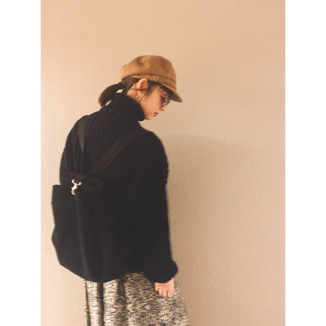 佐々木希さんのインスタグラム写真 - (佐々木希Instagram)「ワンピースにニットを重ねて着ました❤︎ そして、もこもこbagを。  サイドゴアブーツはびっくりするほど軽くて履きやすくて とにかく楽です。 履く時、楽なのって大事…！ 柔らかくしなやかなレザーです❤︎ 今日はサングラス以外は、全身#iNtimité です！ 暖かくなって嬉しいねー😊  #iNtimite sunglasses#YUICHITOYAMA.」11月29日 12時13分 - nozomisasaki_official
